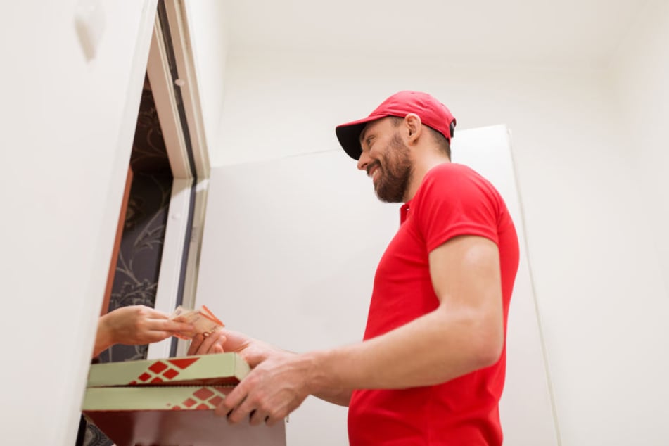 Was sie hinter den Wohnungstüren erwartet, können Pizzaboten oft nicht mal ahnen (Symbolbild).