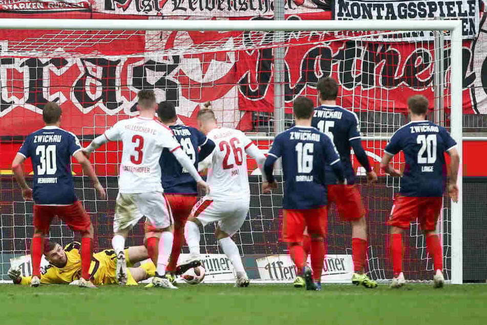 Tor für Halle, Sebastian Mai (26) trifft zum 1:0 gegen Torhüter Johannes Brinkies.