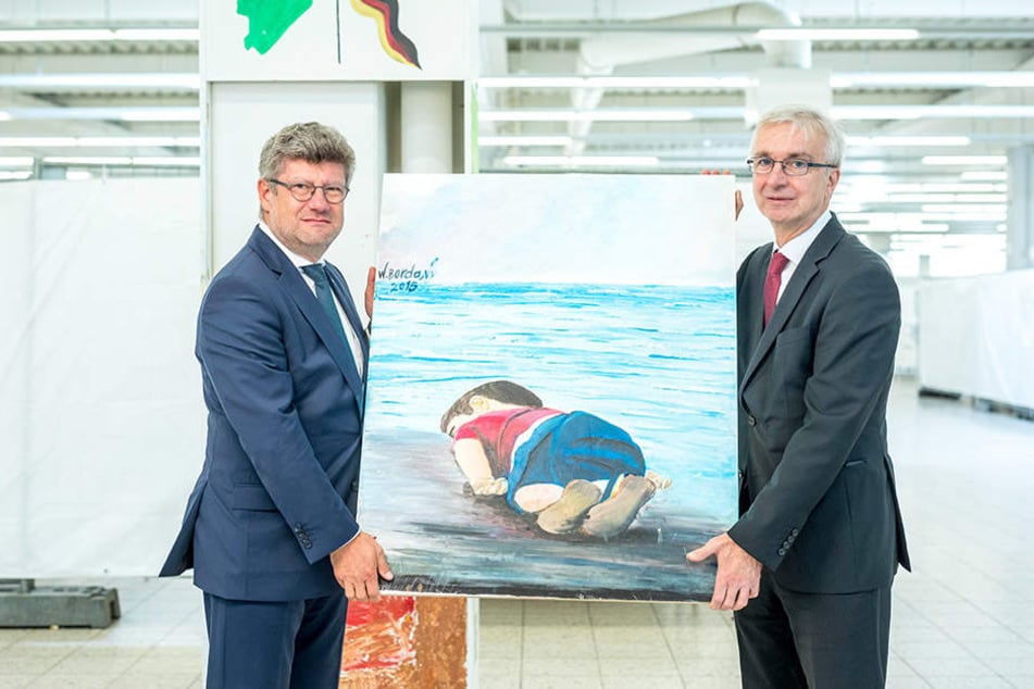 Zeugnis der Flüchtlingskrise: DRK-Chef Rüdiger Unger (55.,l.) übergab dieses Bild an Sammlungsleiter Dietmar Preißler (60).