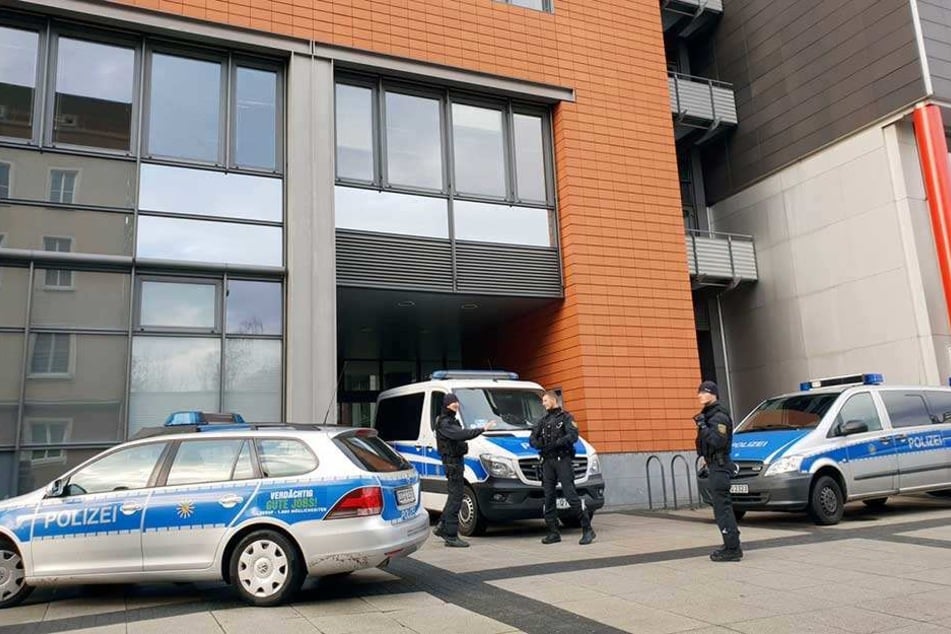 Polizisten stehen vor dem Moritzhof in Chemnitz. Gegen das Gebäude hatte es erneut eine Bombendrohung gegeben.