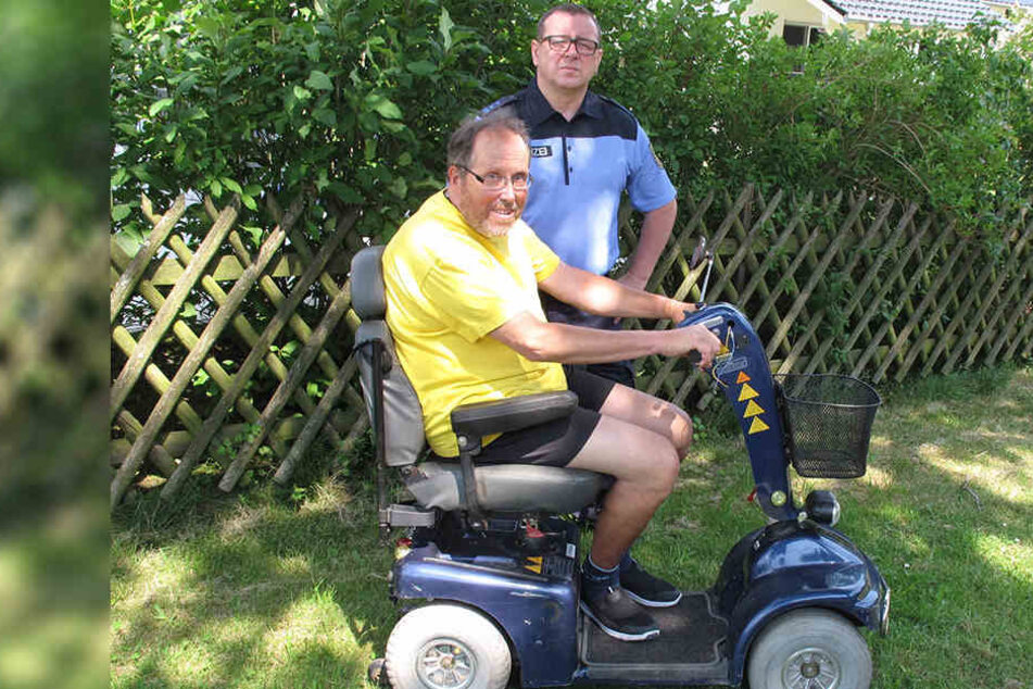 Polizeihauptmeister
Steffen Grellmann übergibt den Krankenfahrstuhl an den rechtmäßigen Besitzer.