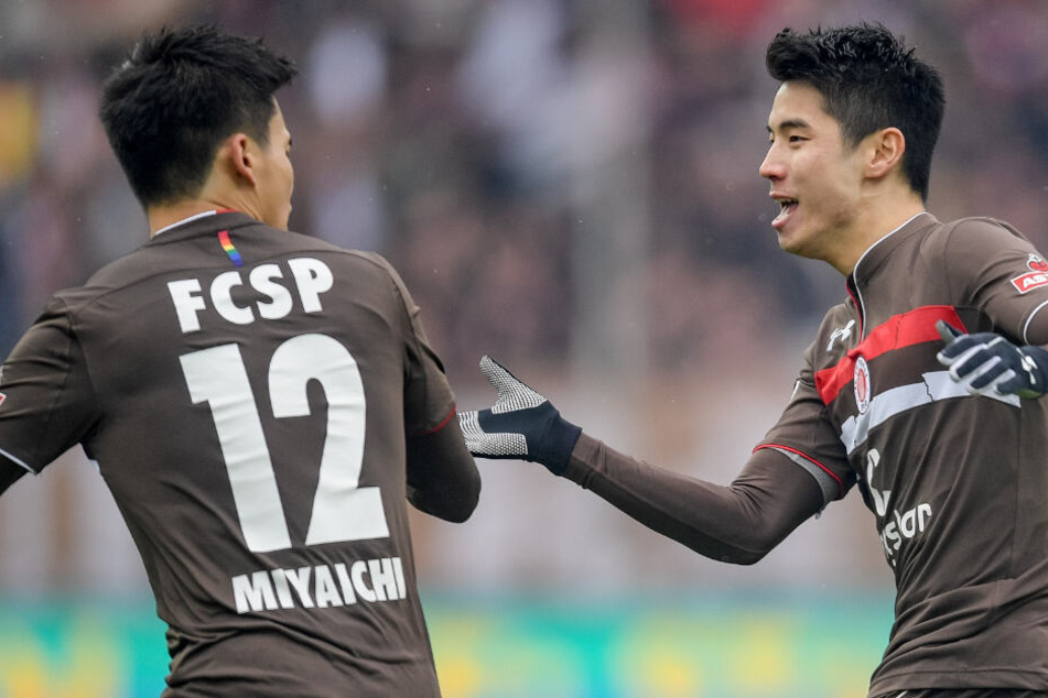 Torschütze Ryo Miyaichi (links) freut sich mit Yi-Young Park über seinen Ausgleichstreffer.