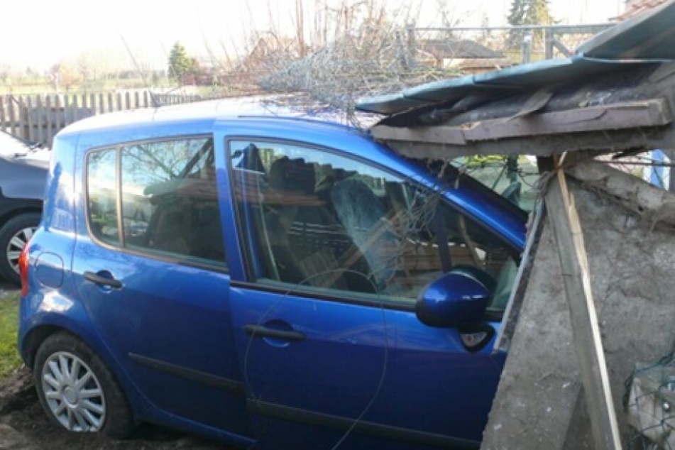 Mit ihrem blauen Renault ist eine Seniorin (80) am Mittwochmorgen in einen Hühnerstall gefahren.