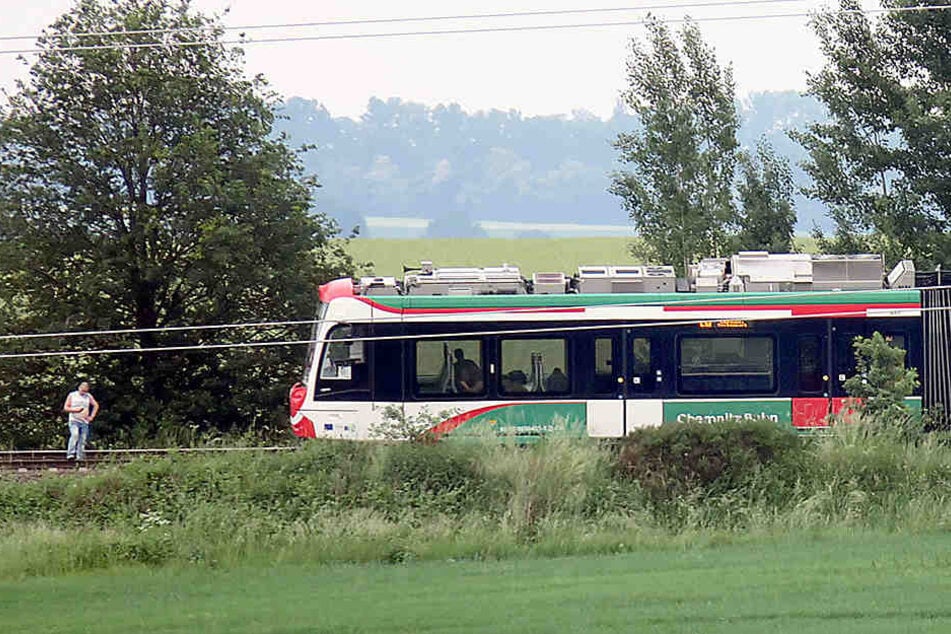 Die Jugendliche war bei voller Fahrt aus einer Bahn gesprungen.