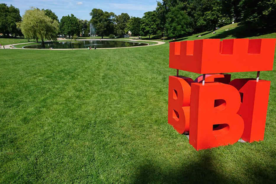 Noch ein paar Tage soll das Bielefeld-Logo im Bürgerpark stehen.