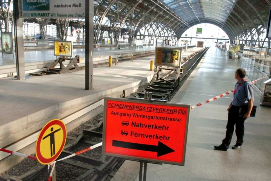 Ein 25-jähriger Mann ist im Hauptbahnhof Halle ausgeflippt und hat Beamten mit Mord gedroht. (Symbolbild)