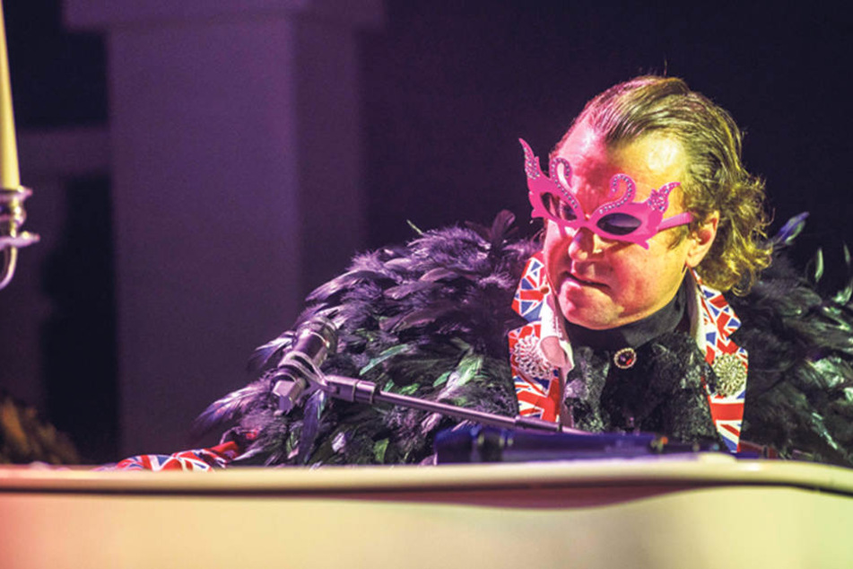 Hinter der extravaganten Brille kaum zu erkennen: Comedian Kai Neumayer als "Elton John" am Flügel.