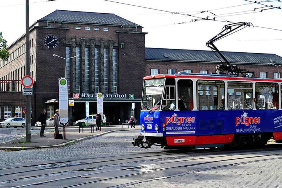 Die Perspektive täuscht etwas: Noch hält die Straßenbahn gebührenden Abstand zum Bahnhof. Bald könnte sie ganz weg sein.