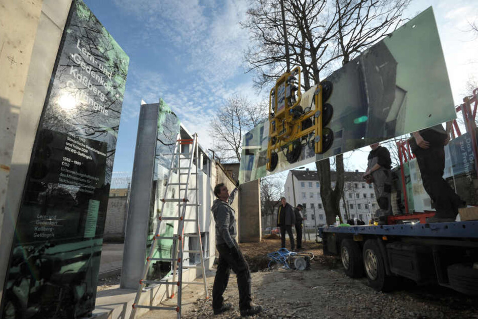 Die Glaswände werden in die ehemalige Knastmauer eingebaut.