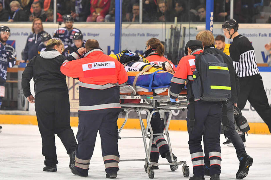 Gehirnerschütterung! Der Weißwasseraner Ryan Warttig wird aus der Halle und anschließend ins Krankenhaus zum Check transportiert.