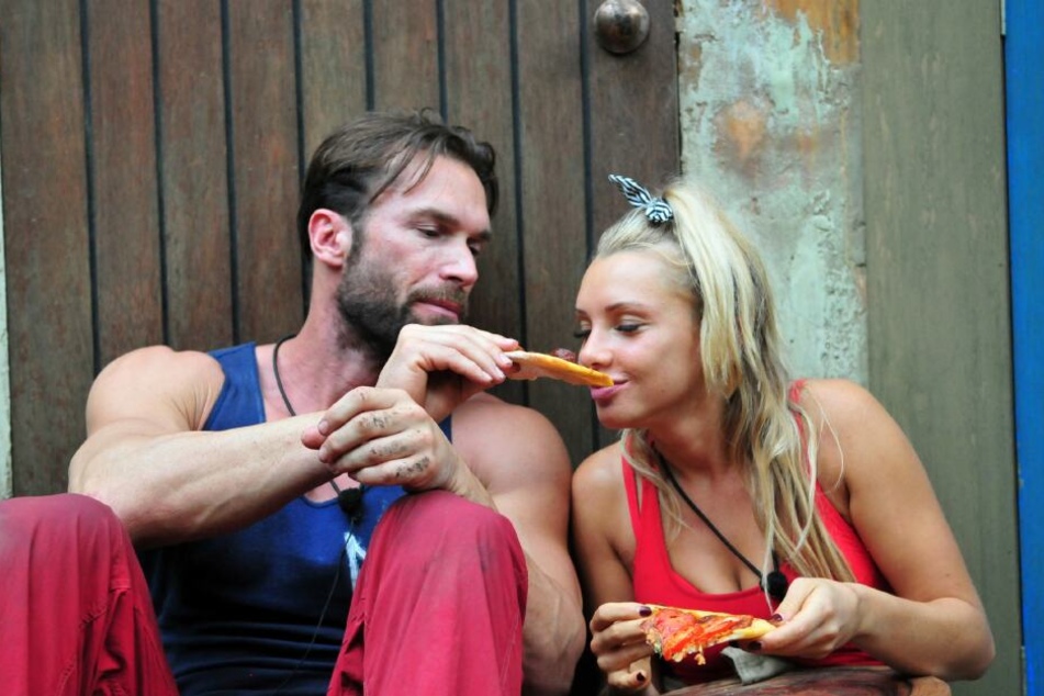 Essen verbindet: Evelyn nagt verführerisch an Yottas Pizza.