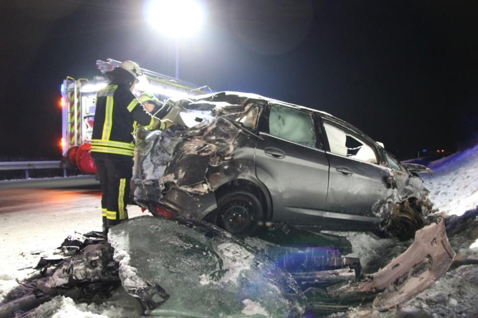 Das Auto wurde komplett zerstört.