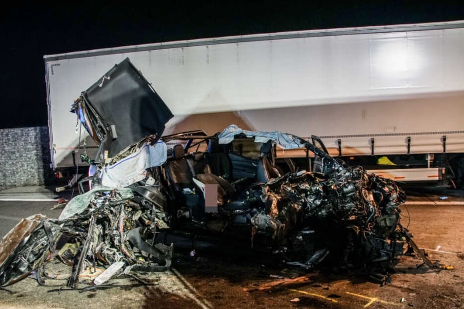 Das Wrack des Autos, das in den Lastwagen krachte.