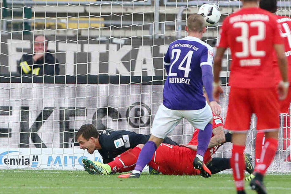 Mit dem Zusammenstoß mit dem Bielefelder Christoph Hemlein brach für Martin Männel eine harte Zeit an.