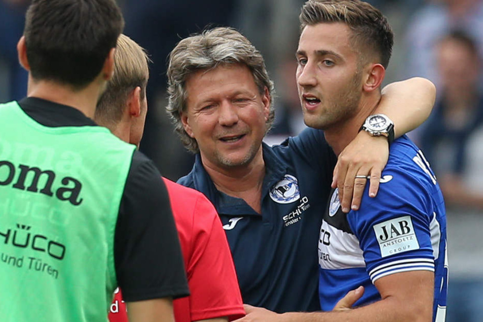 So richtig gut verstanden haben sich Sporar (r.) und Trainer Jeff Saibene dann wohl doch nicht.