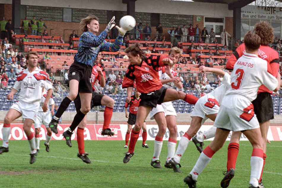 Torsten Gütschow (M.) 1995 beim Spiel Hannover gegen Mainz im Kopfball-Duell mit einem gewissen Jürgen Klopp (h.).