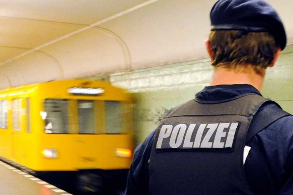 Ein Polizist steht auf einem U-Bahnho in Berlin.