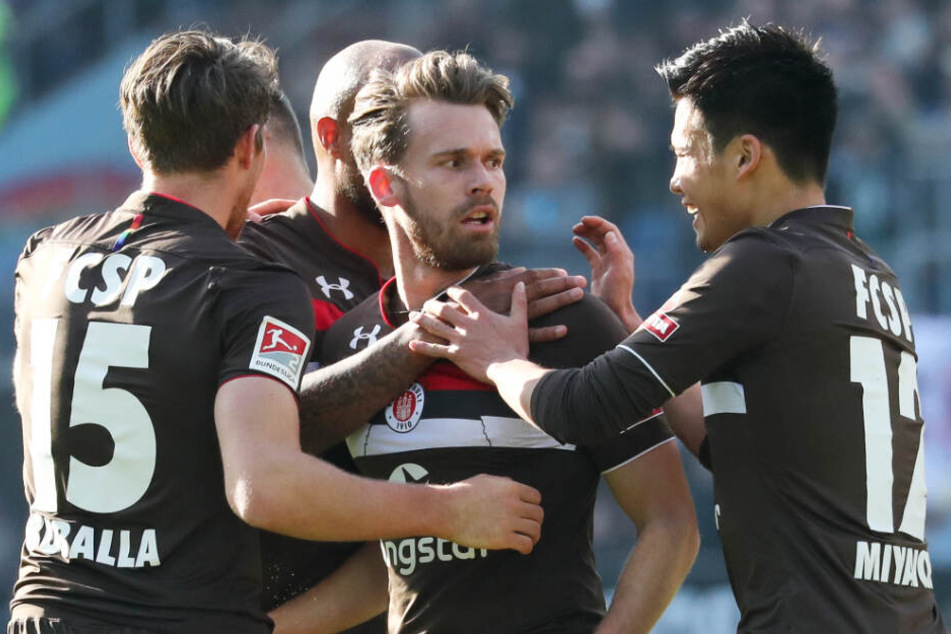 Daniel Buballa (von links), Christopher Avevor, Torschütze Christopher Buchtmann und Ryo Miyaichi bejubeln den zwischenzeitlichen Führungstreffer.