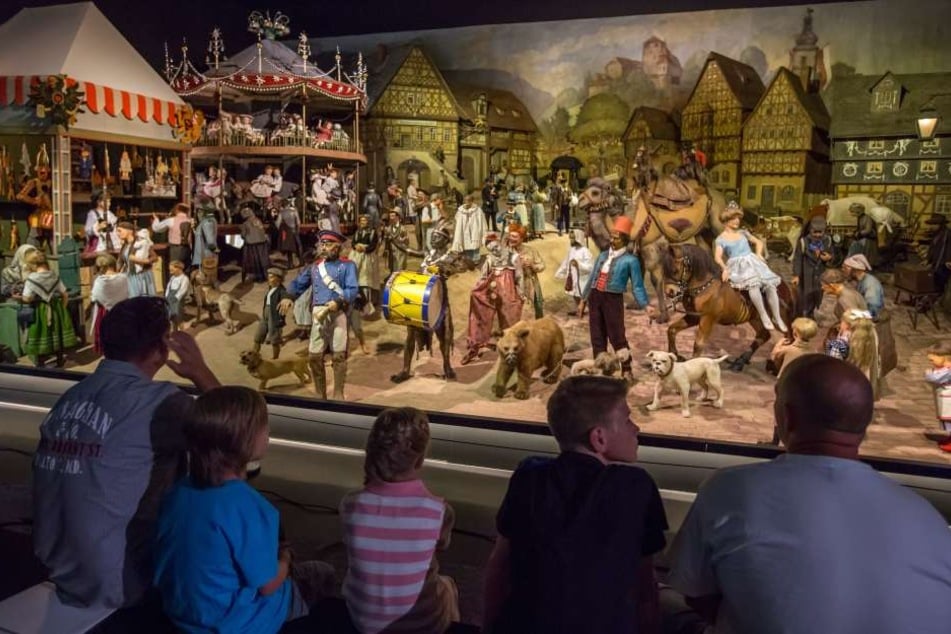 Jährlich lockt das Deutsche Spielzeugmuseum Besucher jeden Alters zu den Ausstellungen auf insgesamt 3 Etagen.