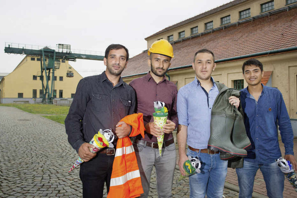 Latif Pardes (27, v. l.), Babrak Mehrabuddin (28), Said Habib Hussani (20) und Sayeed Sarwar Eqbali (19, r.) starten ihre Ausbildung.