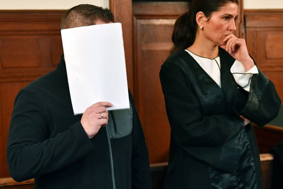 André S. neben seiner Verteidigerin. Er wurde zu einer Haftstrafe verurteilt.