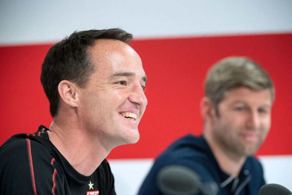 VfB Stuttgart-Interimscoach Nico Willig (links im Bild) stören die Gerüchte um die Trainernachfolge nicht, die Vereinbarung mit Sportvorstand Thomas Hitzlsperger (rechts im Bild) sei klar.