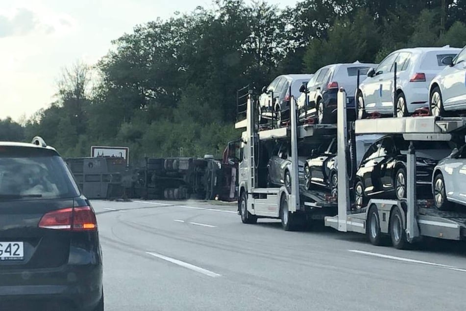 Der Lkw kippte auf der A4 zwischen den Anschlussstellen Wüstenband und Hohenstein-Ernstthal um.