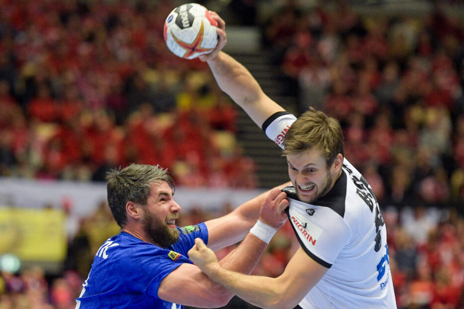 Im Kampf um WM-Bronze: Frankreichs Nikola Karabatic (links) und Deutschlands Fabian Böhm.