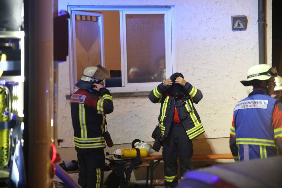 Atemschutztrupps der Feuerwehr durchsuchten die Wohnung.
