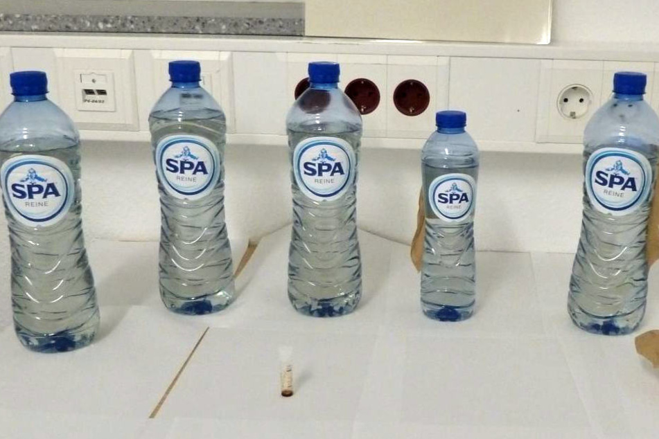 Diese Flaschen beschlagnahmte die Bundespolizei.