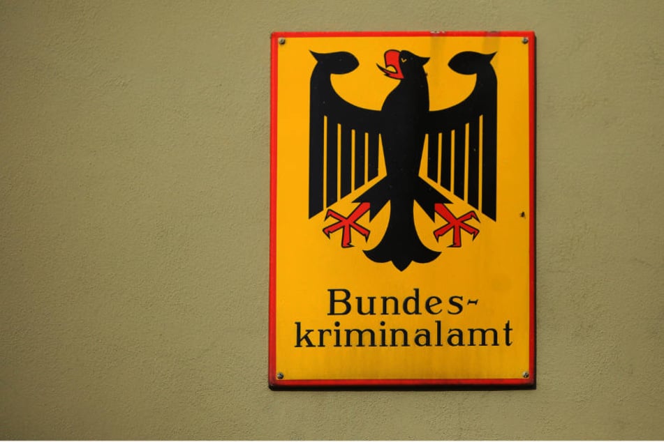 Ein Schild weist auf das Bundeskriminalamt (BKA) in Wiesbaden (Hessen) hin.