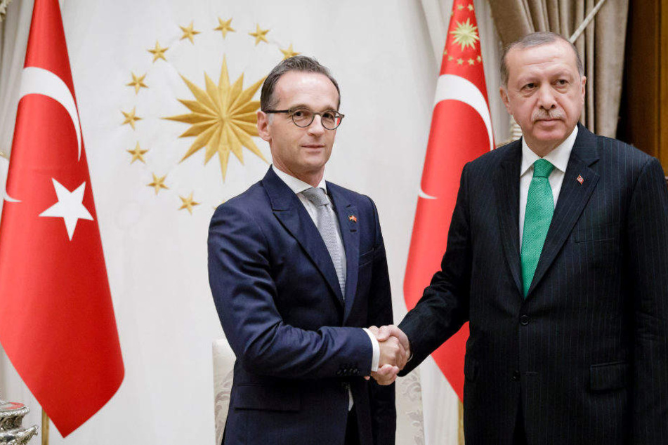 Heiko Maas wird von Recep Tayyip Erdogan begrüßt.