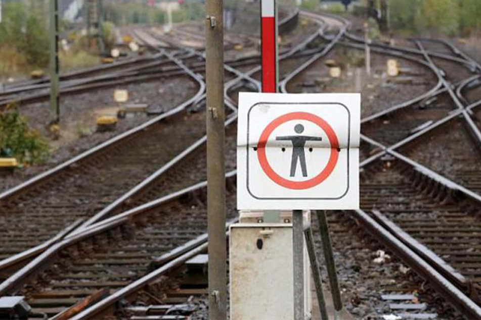 Der Lokführer konnte zwar noch bremsen, doch es war zu spät. (Symbolbild)