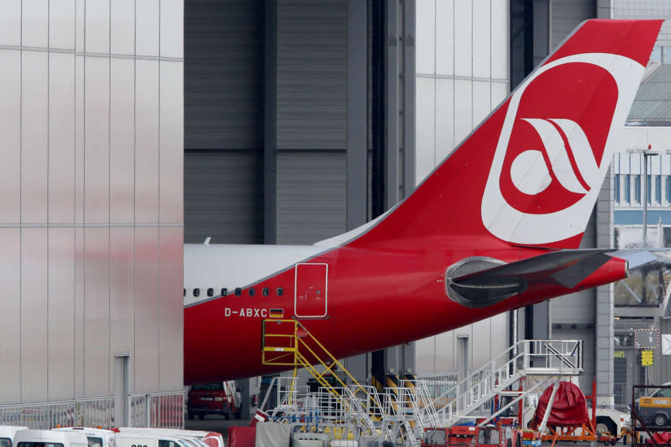 Ein Flugzeug von Air Berlin steht in der Wartungshalle des Flughafens Düsseldorf.