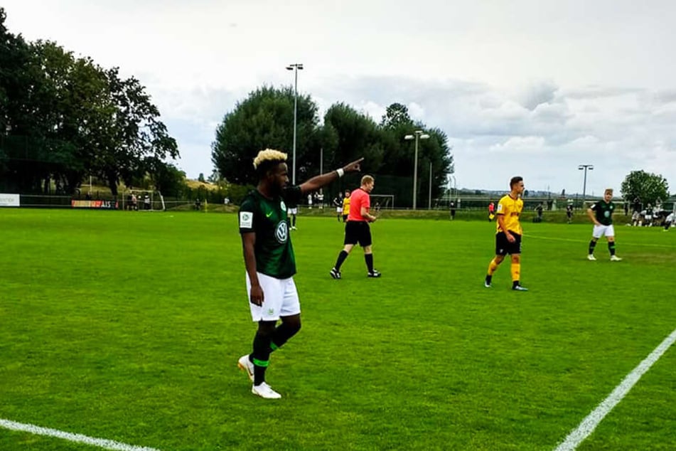 John Yeboah Zamora (l.), wenige Monate, bevor er Bundesliga-Spieler wurde, für die A-Jugend der "Wölfe" im Einsatz bei der U19 von Dynamo Dresden. Er erzielte zwei Treffer und bereitete ein weiteres Tor direkt vor, spielte die Jung-Dynamos schwindelig.