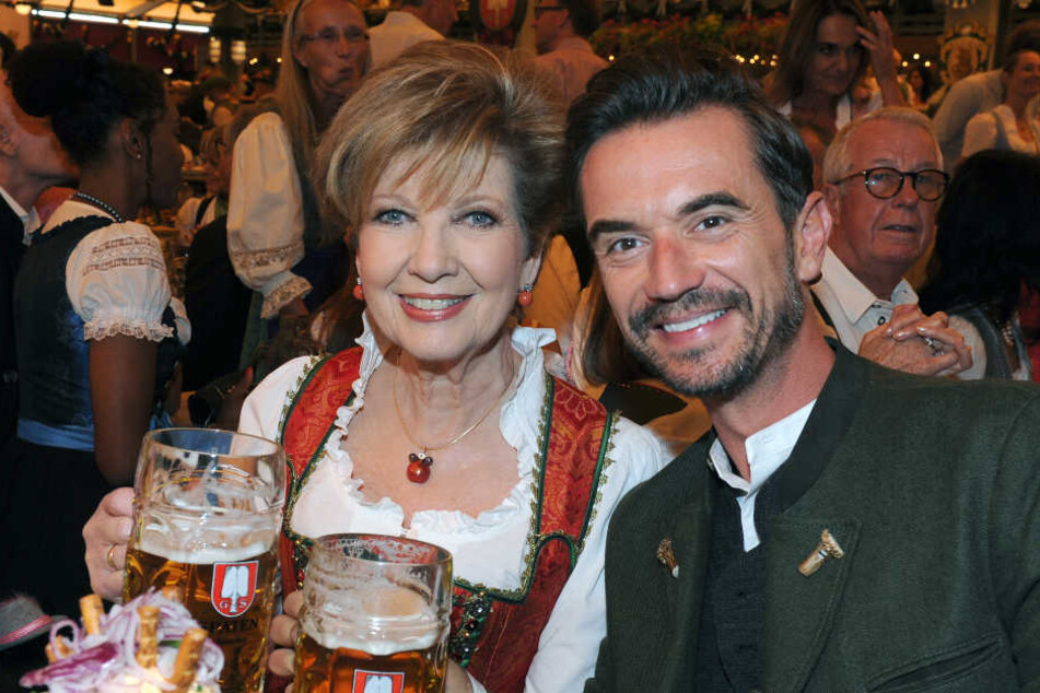 Sänger Florian Silbereisen feierte mit Moderatorin Carolin Reiber (77) im Schottenhamel Festzelt den Oktoberfest-Auftakt.