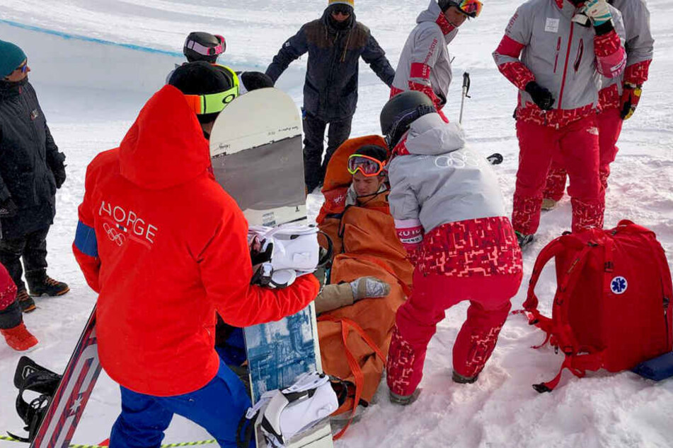 Der Snowboarder musste schwer verletzt ins Krankenhaus gebracht werden.