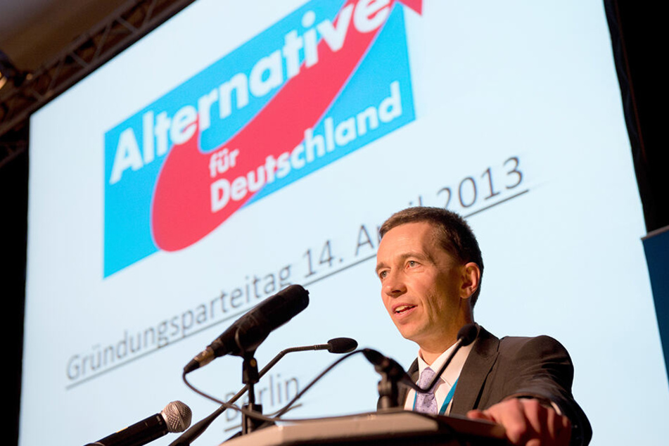 Bernd Lucke, damals Sprecher der AfD, spricht im April 2013 während des Gründungsparteitages der Partei zu den Mitgliedern.
