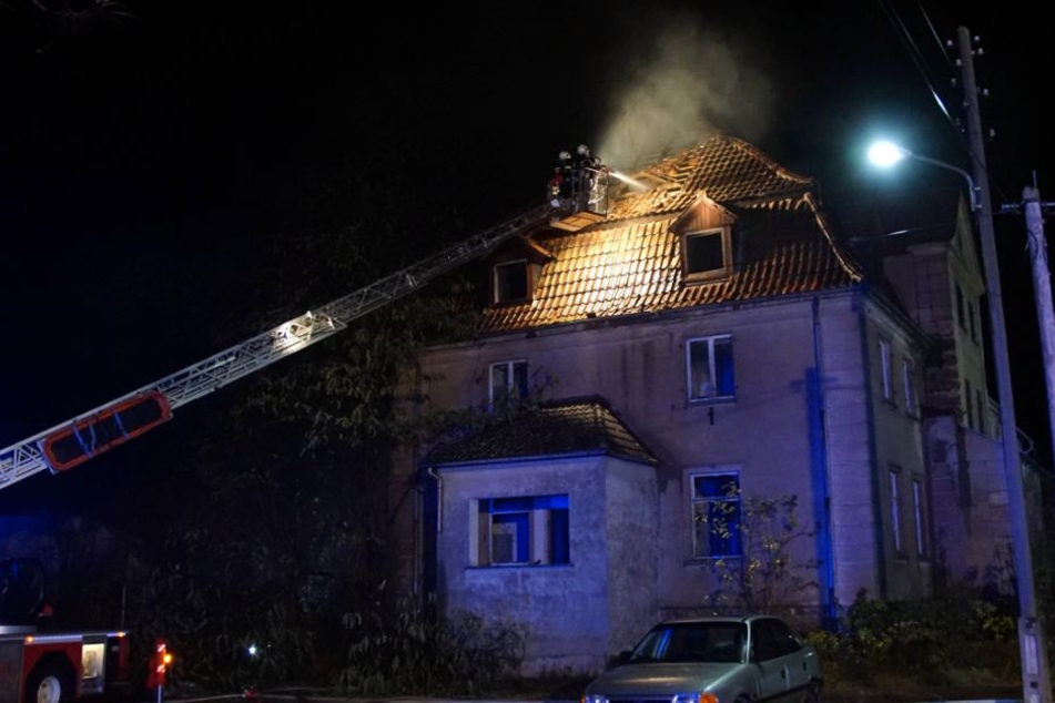 Der Brand brach diesmal im Dachstuhl des leerstehenden Gebäudes aus.