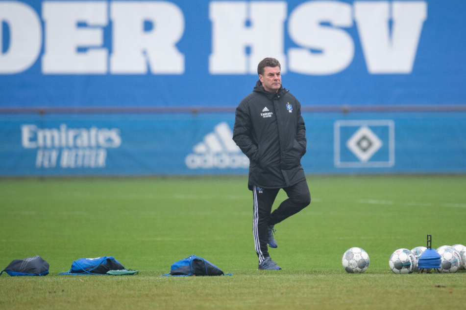 Dieter Hecking beobachtet das HSV-Training. (Archivbild)