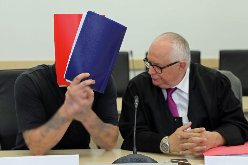 Jürgen K. sitzt neben seinem Anwalt.