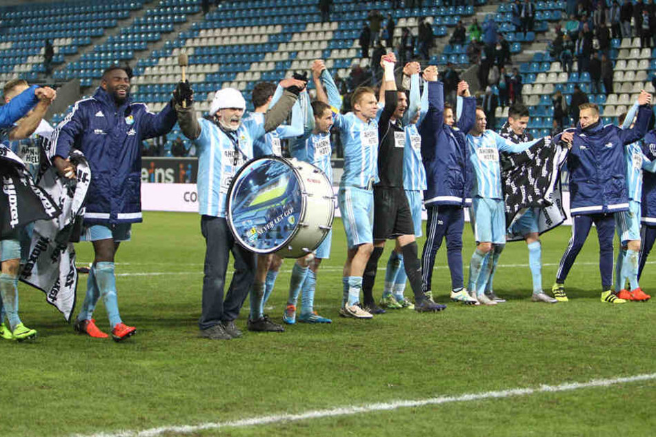 Jubel nach dem Sieg im Wernesgrüner Sachsen-Pokal Halbfinale gegen den FSV Zwickau.