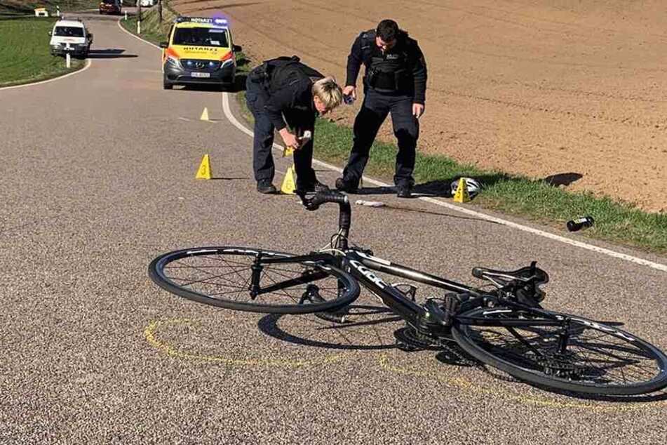 Die Polizei analysiert den Unfallort.