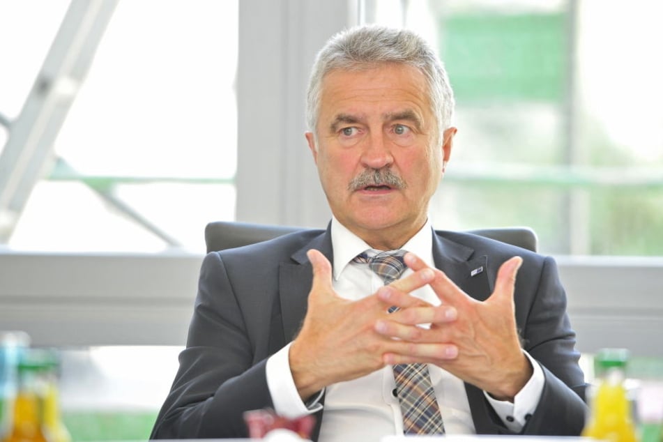 IHK-Chef Hans-Joachim Wunderlich (63) begrüßt den späten Merkel-Besuch.