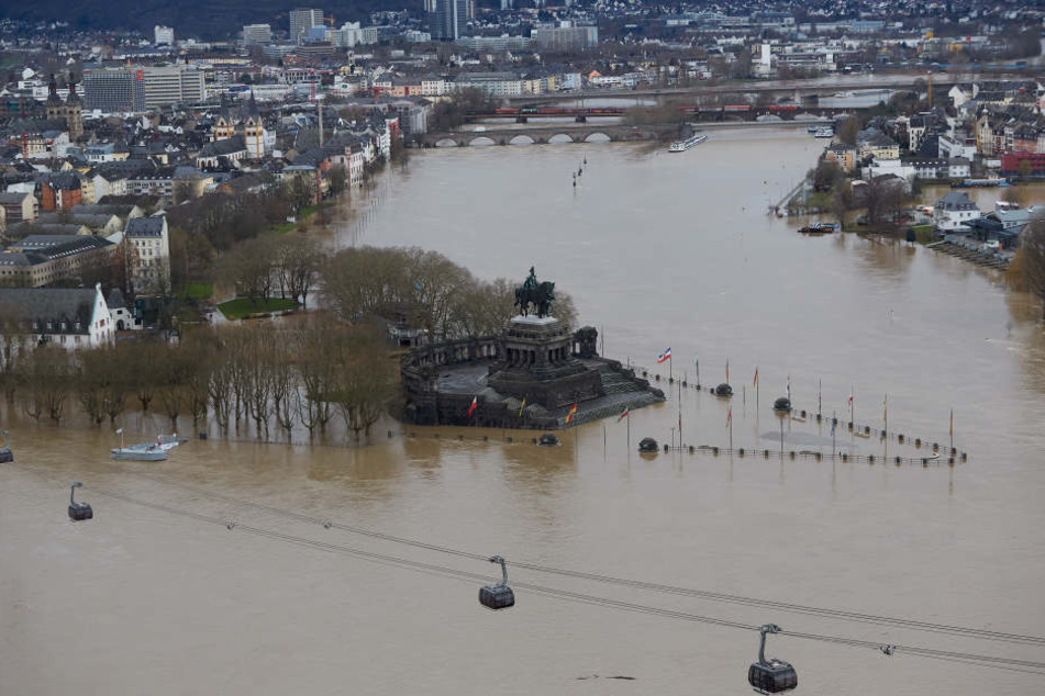 Das Deutsche Eck mit dem Reiterstandbild von Kaiser Wilhelm am Zusammenfluss von Rhein und Mosel in Koblenz ist vom Hochwasser umspült.