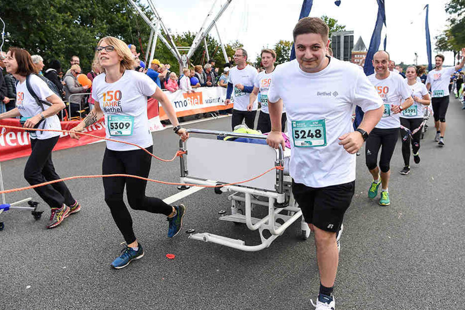 Das Team aus Bethel hat den Bitel-Teamlauf gewonnen. Ihre hervorragende Verkleidung ebnet den Weg.