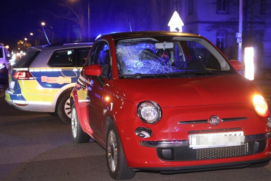 Die Frau krachte in die Frontscheibe des Fiat und wurde schwer verletzt.