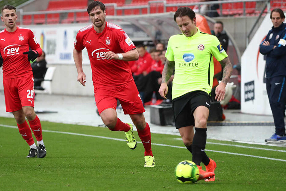 Ronny König versucht Moritz Kuhn den Ball abzujagen.
