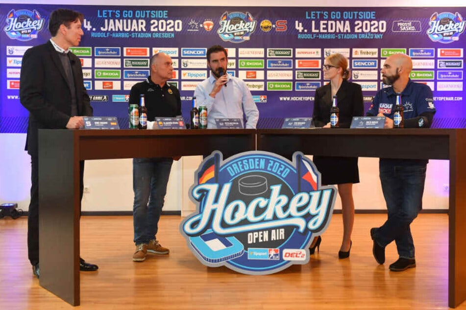 Prags Coach Uwe Krupp, der Trainer von Litvinov Vladimir Kyhos, Mit-Organisator Petr Macholda, Chef-Organisation Eva Wagner und Eislöwen-Coach Trainer Rico Rossi stimmten sich schon auf das Winterderby ein.