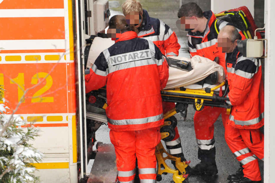 Beide Fahrer und eine Beifahrerin wurden schwer verletzt. (Symbolbild)